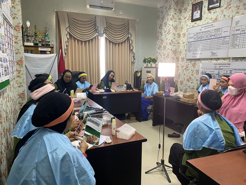Praktik kelas kecantikan di LPK Rita