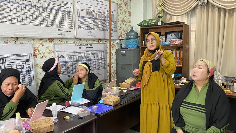 Instruktur LPK Rita memberi arahan di kelas